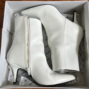 Kitten heeled boots in 7